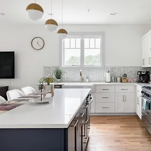 Brand New Luxury Near Downtown Holiday home